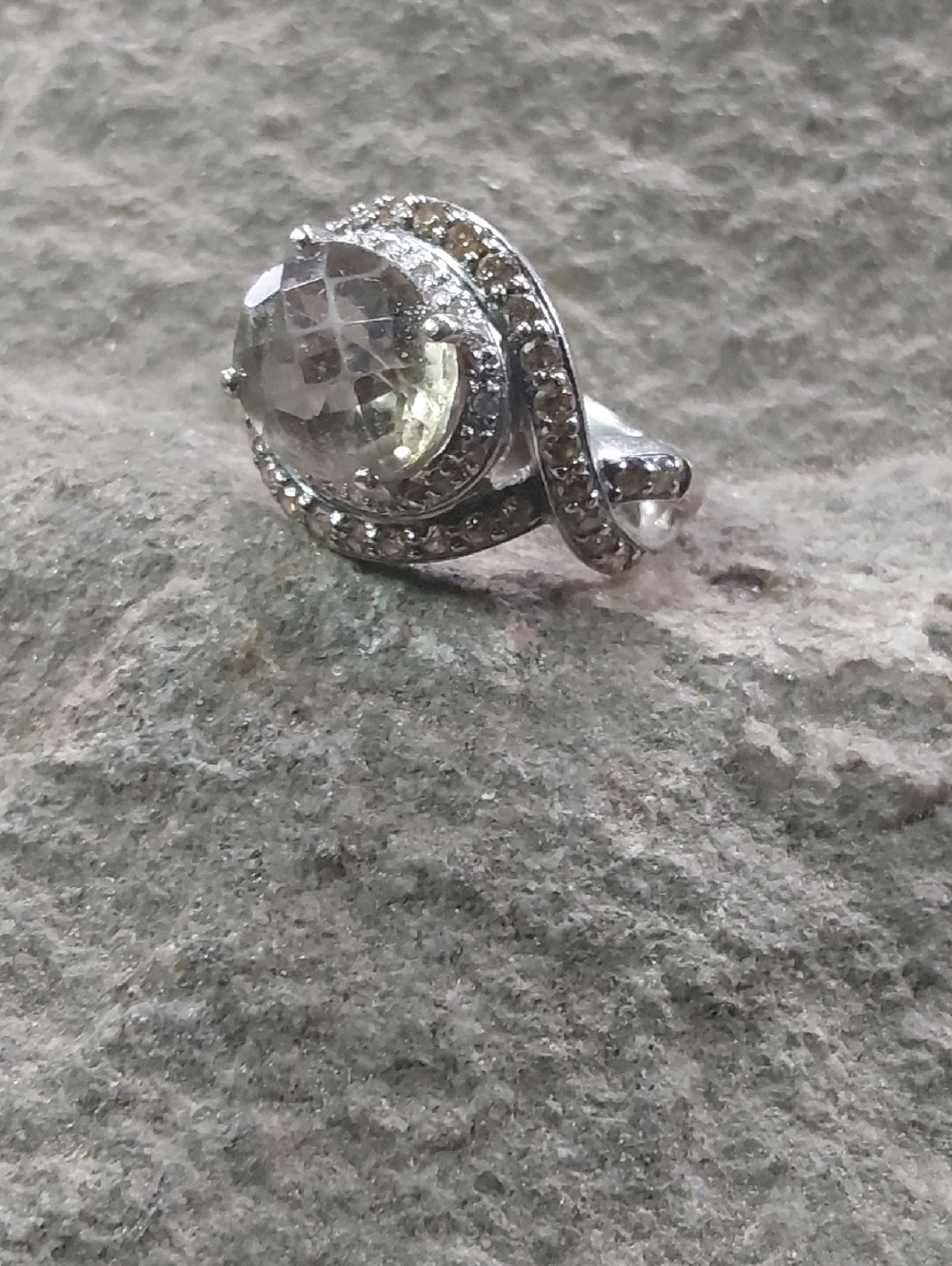 14 Kt. White Gold (585) Chocolate & White Diamonds With Quartz